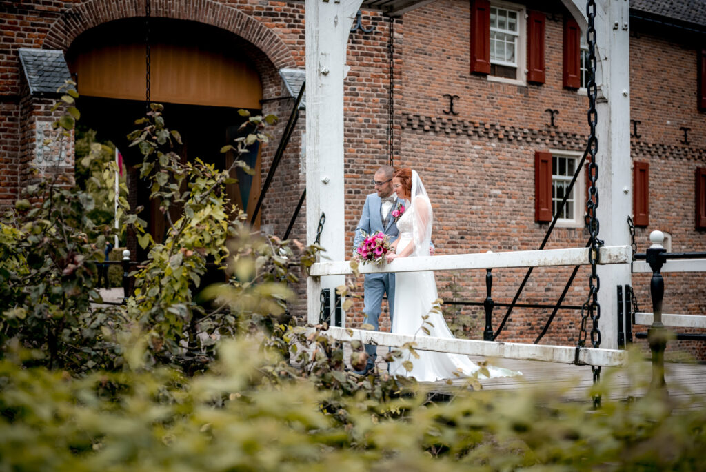 Bruidspaar op brug in trouwlocatie Kasteel Doorwerth Gelderland